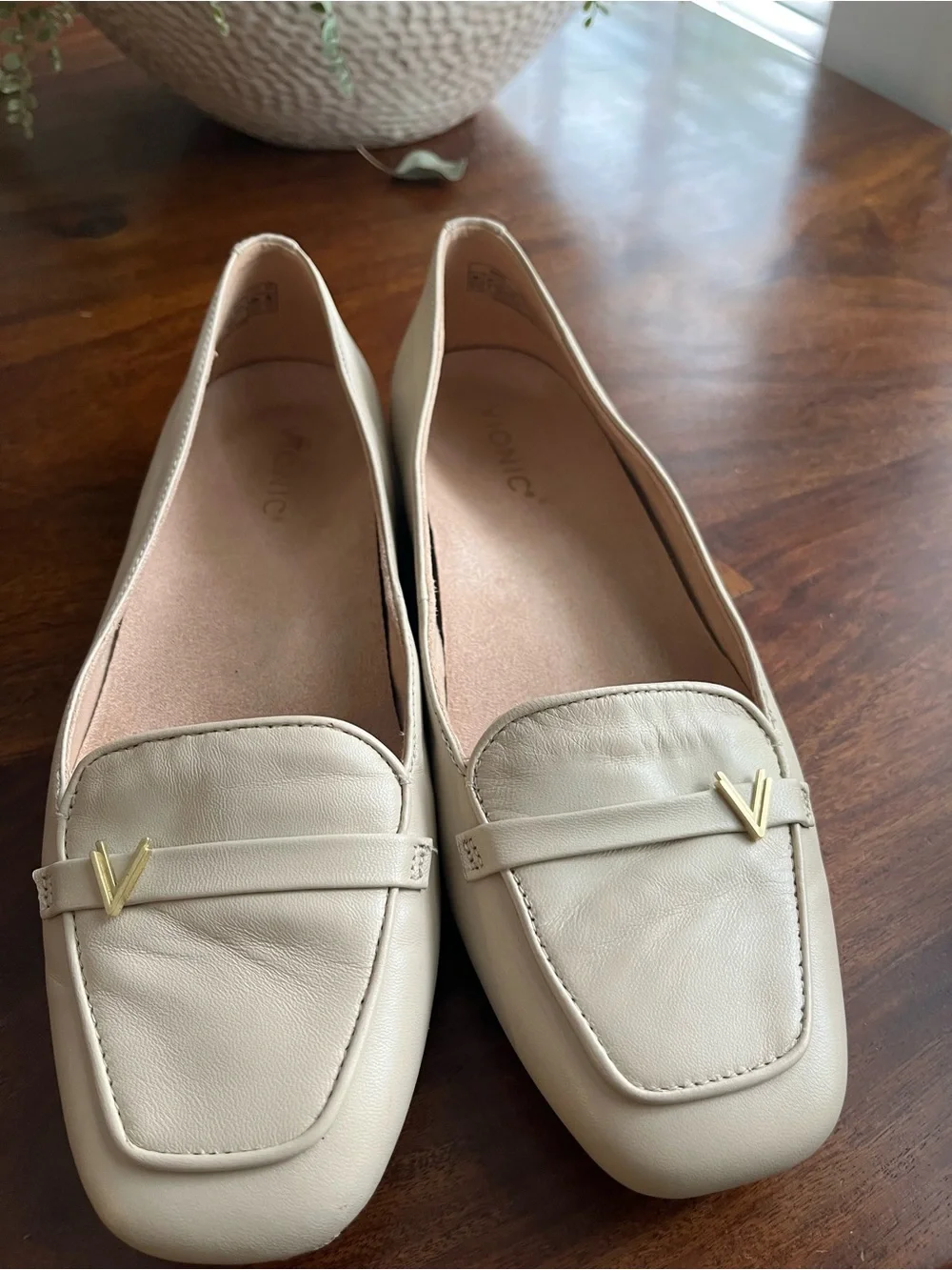 Vionic Hayes Skinner Leather Loafers Ivory Gold Size 9.5 Wide